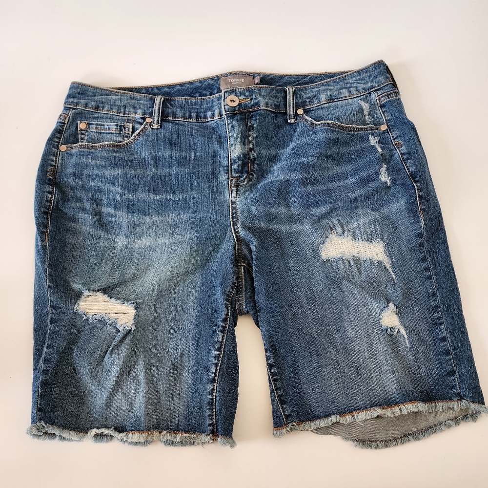 Torrid distressed blue denim shorts womens size 18